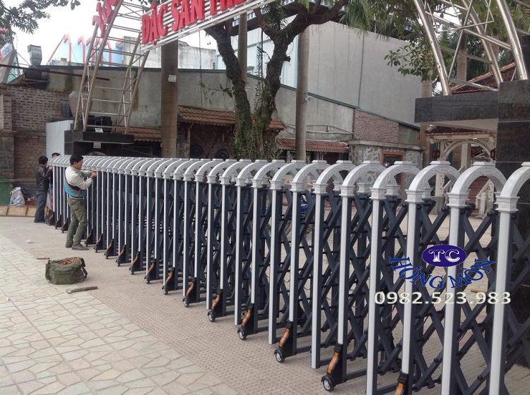 Cổng xếp nhôm nhập khẩu tại Lương Sơn Hòa Bình