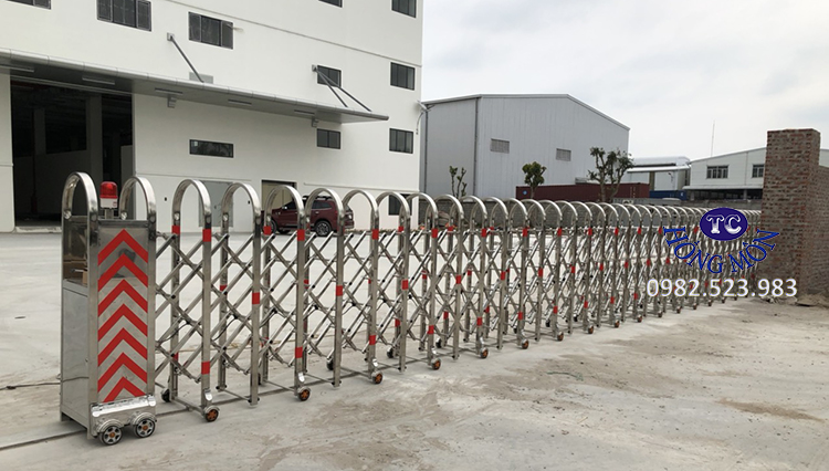 Cổng xếp inox giá rẻ mẫu 04