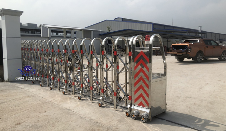 Cổng xếp inox giá rẻ mẫu 07