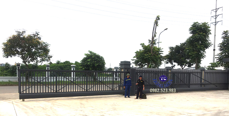 Mẫu cổng lùa hiện đại hợp kim nhôm
