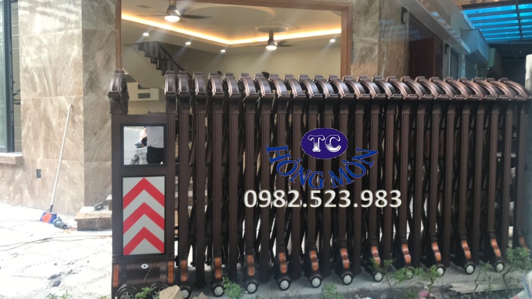 Cổng xếp hợp kim nhôm 1398B lắp đặt tại Gia Lâm - Hà Nội