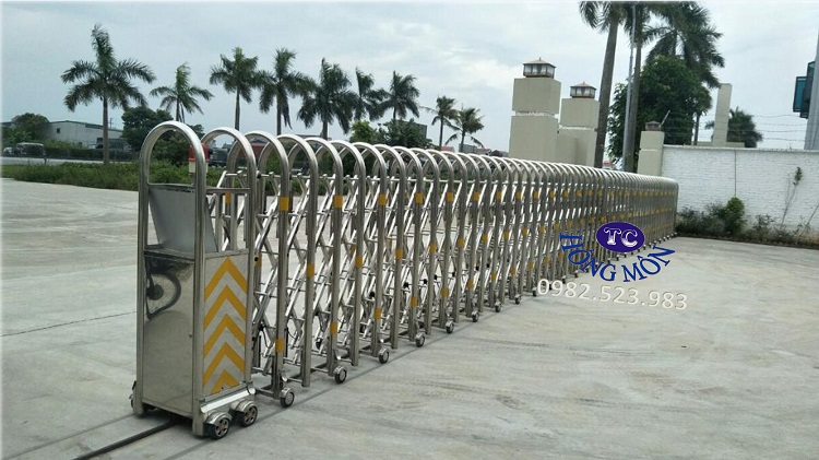 Cổng xếp inox kéo tay 01