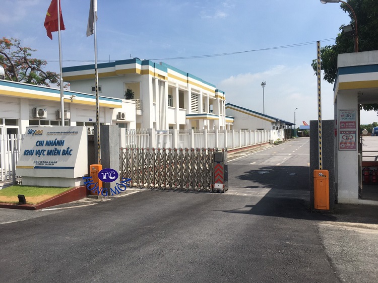 Hình ảnh cổng xếp inox tại công ty nhiên liệu hàng không Skypec