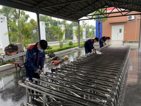 Lắp bánh xe cửa xếp inox chạy điện