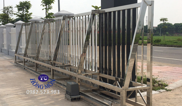 Cổng lùa chữ A làm bằng inox Cổng lùa chữ A